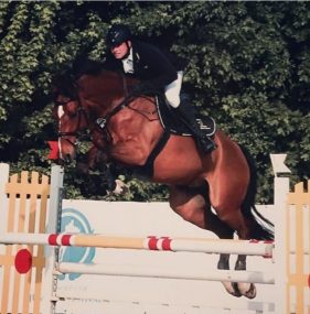 Kumpanion Marcel bei seinem Hobby Springreiten